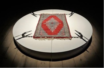 Moussa Sarr, Rising Carpet, tapis et multirotors, socle  ø 180 cm hauteur 20 cm 2014
